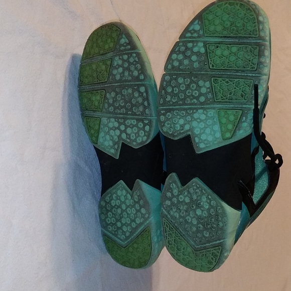 *Nike**Lebrons 11s**South Beach*Grade School - Picture 8 of 9